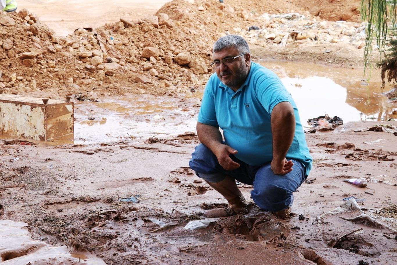 Gaziantep'te etkili olan yağışın sele dönüşmesi sonucu ev ve işyerleri çamur deryasına döndü